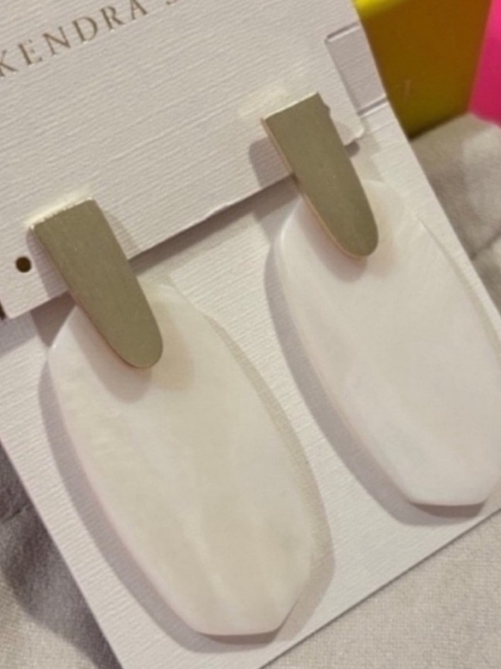 NWOT Kendra Scott Aragon Earrings White Mother of Pearl Gold